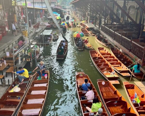 Damnoen Saduak Floating Market